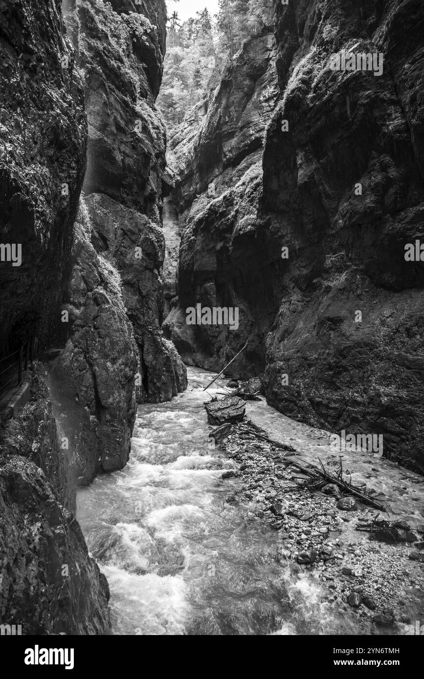 Escursione attraverso la suggestiva gola di Partnach vicino a Garmisch-Partenkirchen nelle Alpi Bavaresi, Germania, Europa Foto Stock
