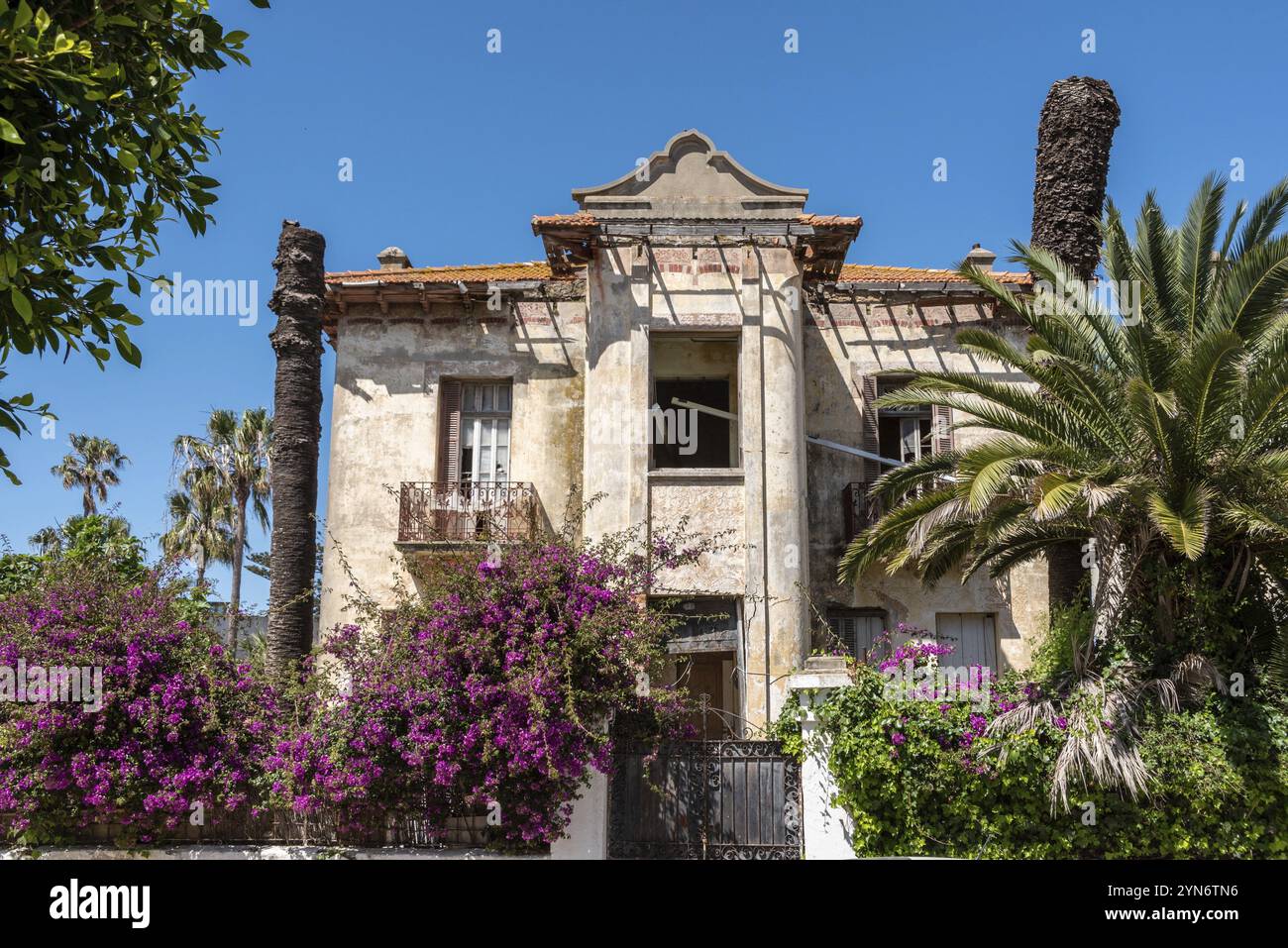 Vecchia villa abbandonata nel ricco quartiere Marshan di Tangeri, Marocco, Africa Foto Stock