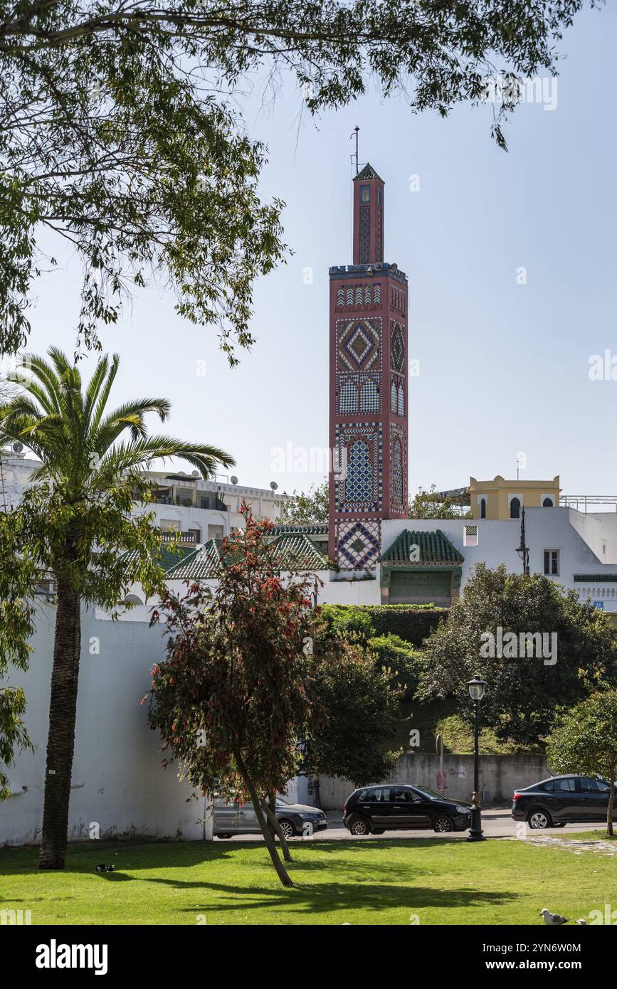 Minareto colorato della moschea Sidi Bou Abib nel centro di Tangeri, Marocco, Africa Foto Stock