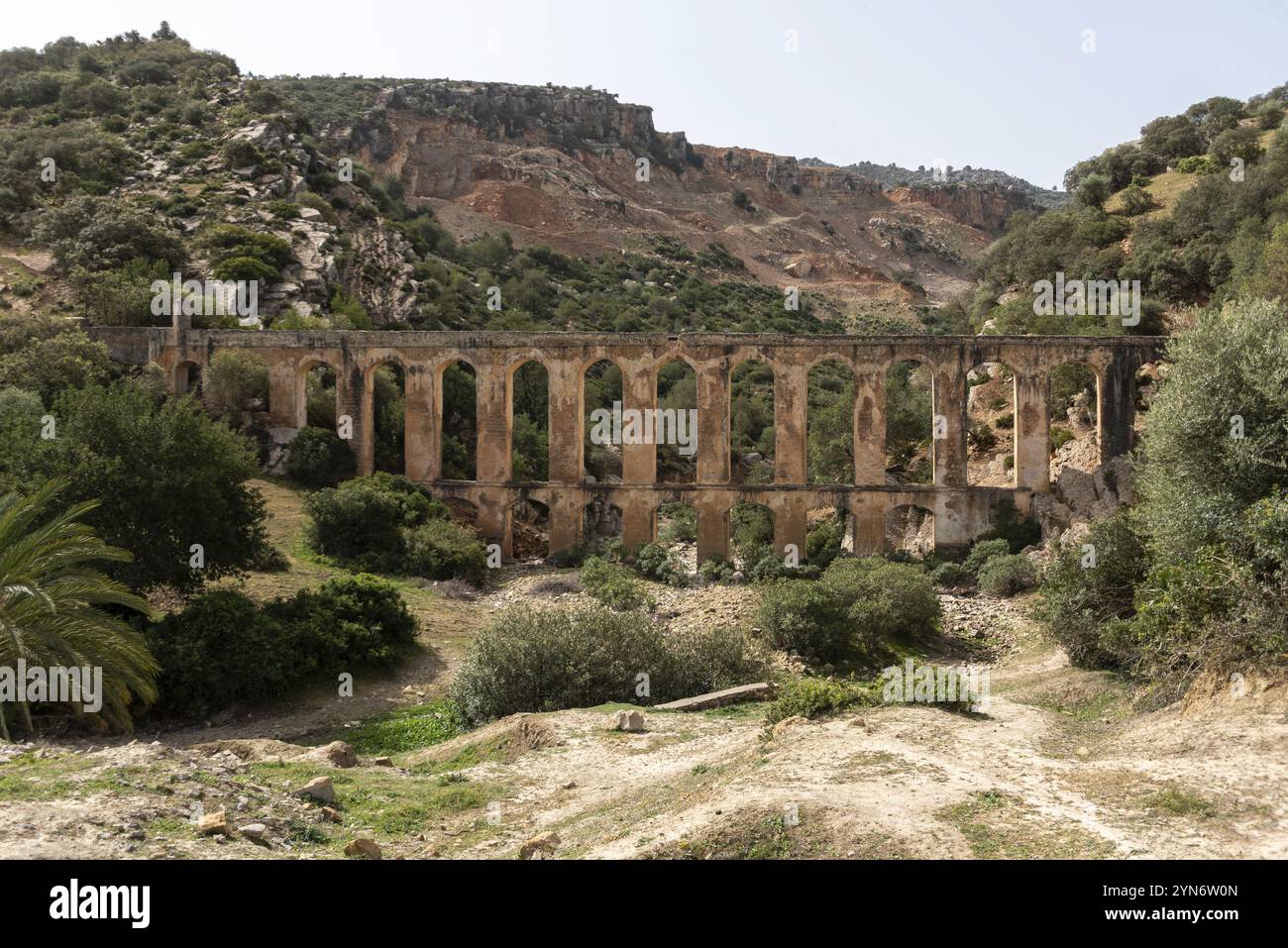 Antico acquedotto di Haroune vicino alla città archeologica romana di Volubilis, Marocco, Africa Foto Stock