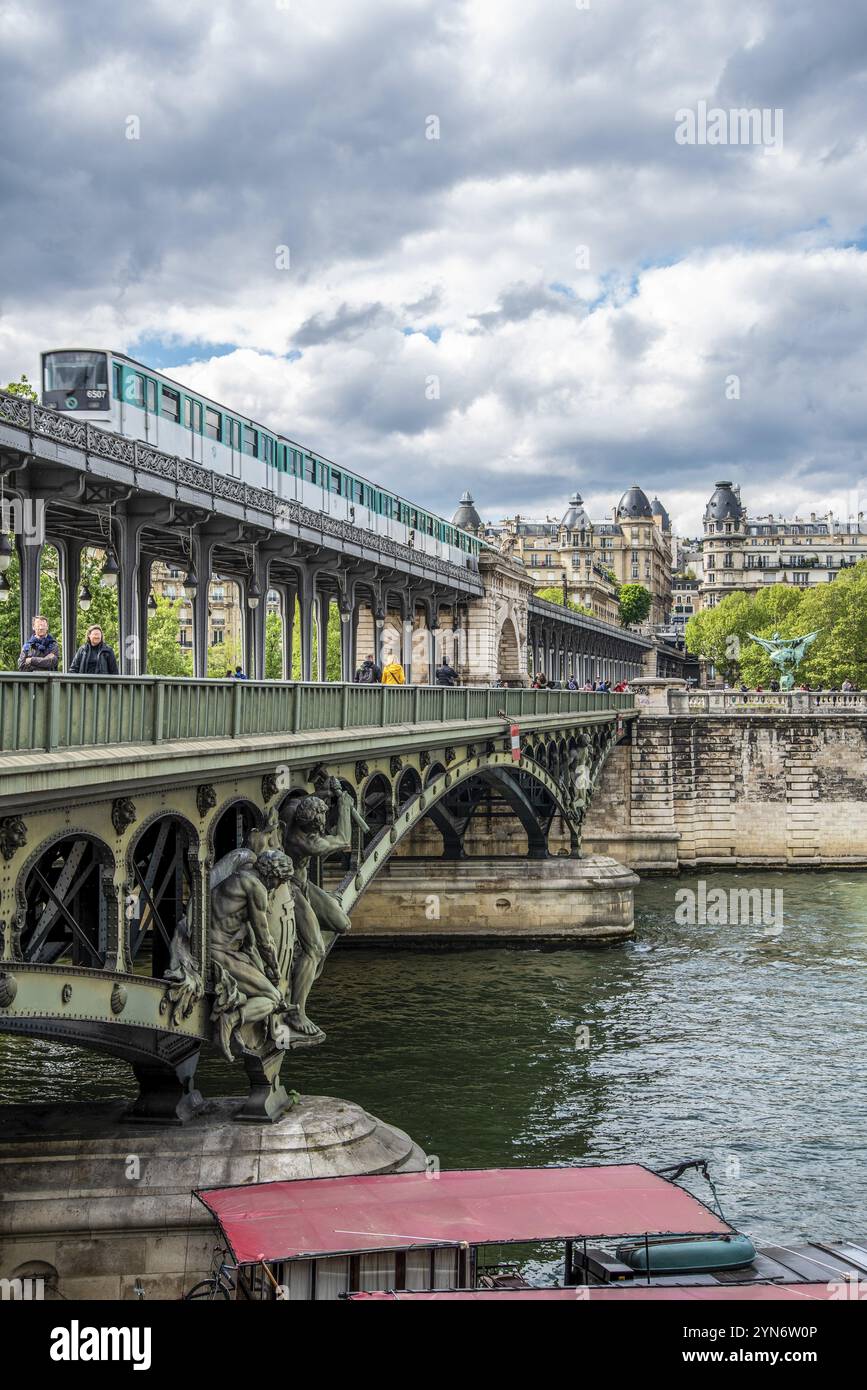 Una metropolitana che attraversa il ponte Bir Hakeim sulla Senna a Parigi, Francia, Europa Foto Stock