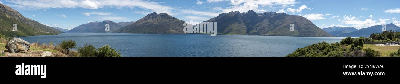 Bella vista panoramica del Lago Wakatipu in estate, Isola del Sud della Nuova Zelanda Foto Stock