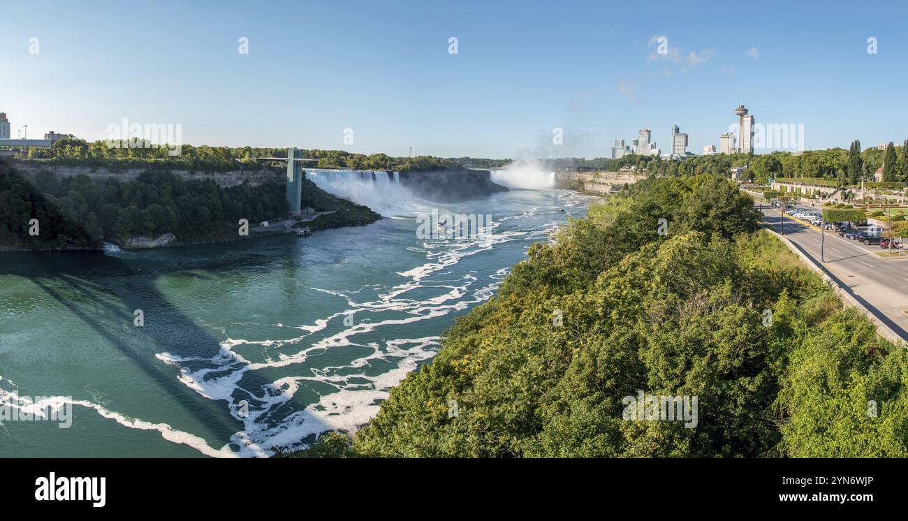 Famose cascate del Niagara in una giornata di sole dal lato canadese Foto Stock