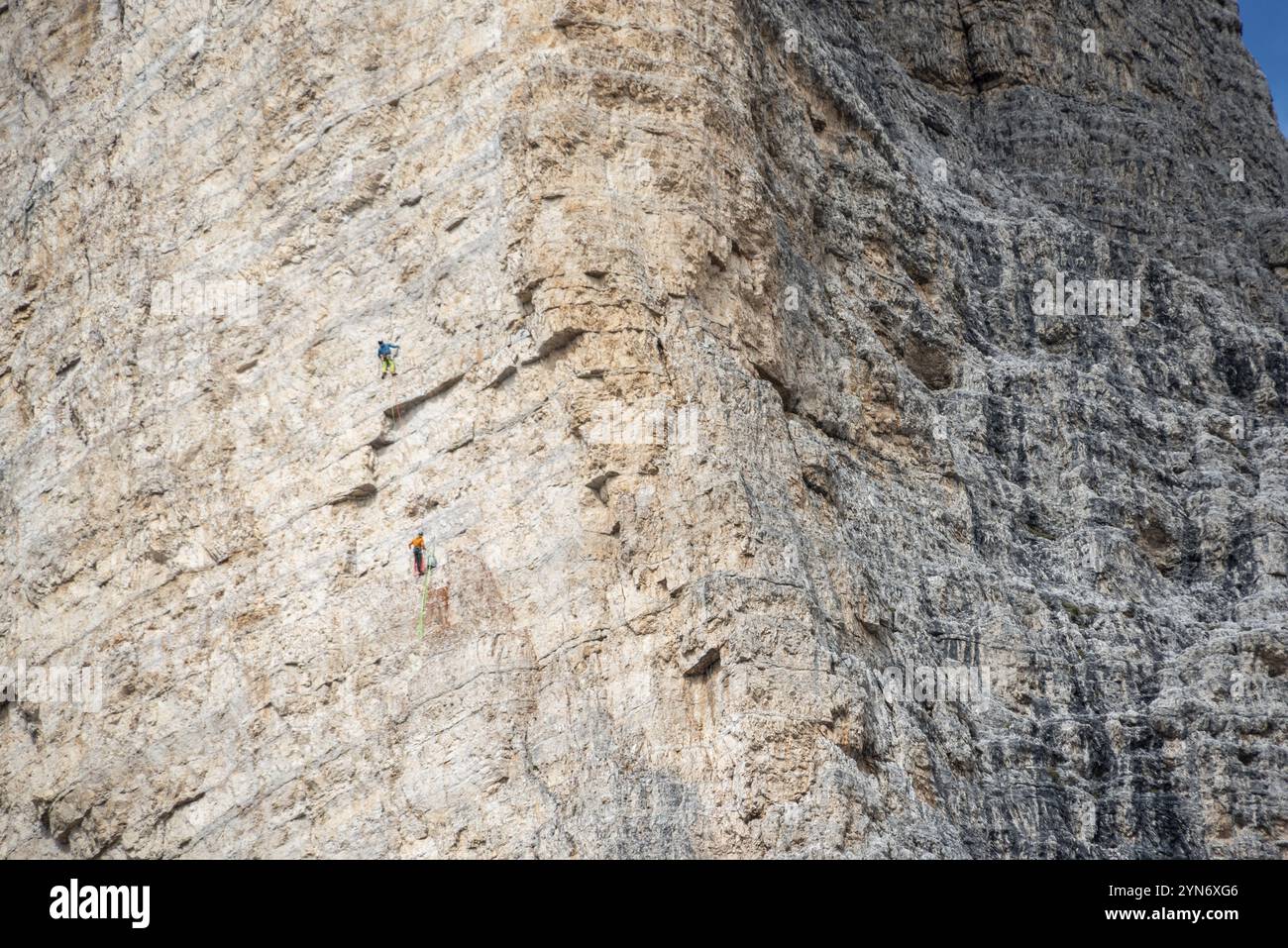 Alpinisti che si arrampicano sui 3 Zinnen nelle montagne dolomite, il Tirolo del Sud Foto Stock