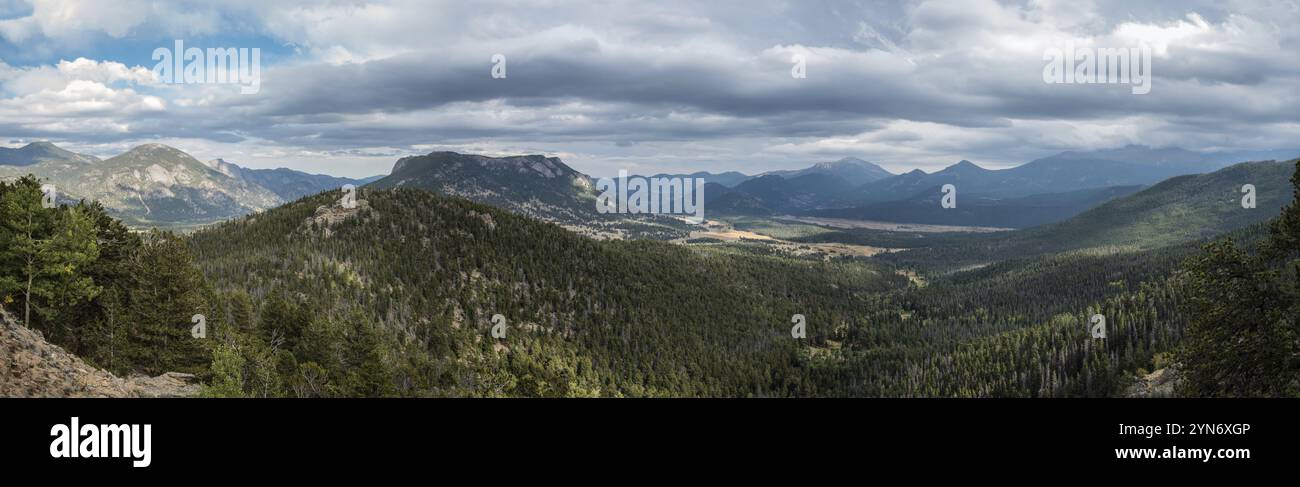 Magnifica vista panoramica sui boschi del Parco Nazionale delle Montagne Rocciose, Stati Uniti, Nord America Foto Stock