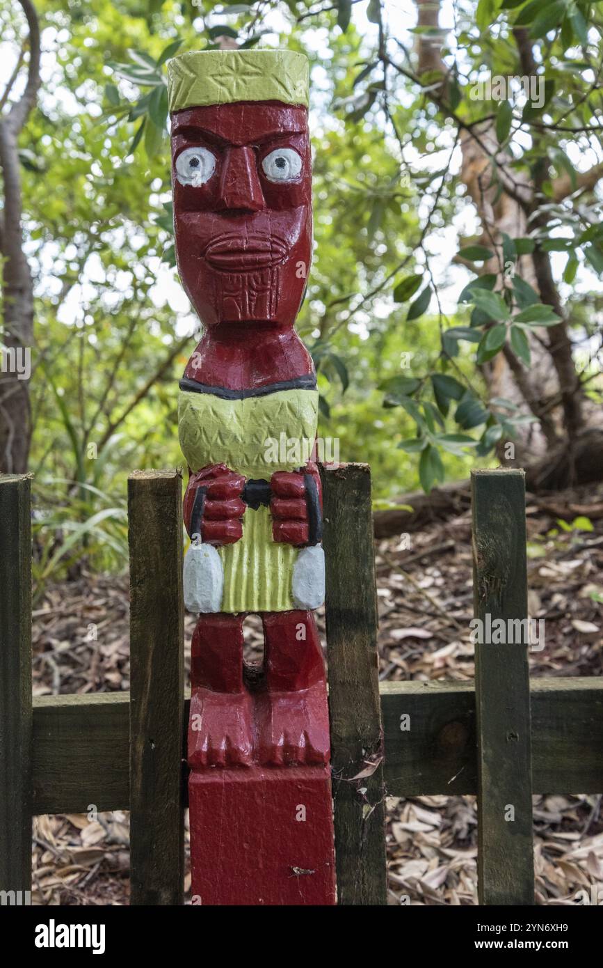 Belle sculture Maori tradizionali nel villaggio di Whakarewarewarewa, Isola del Nord della Nuova Zelanda Foto Stock