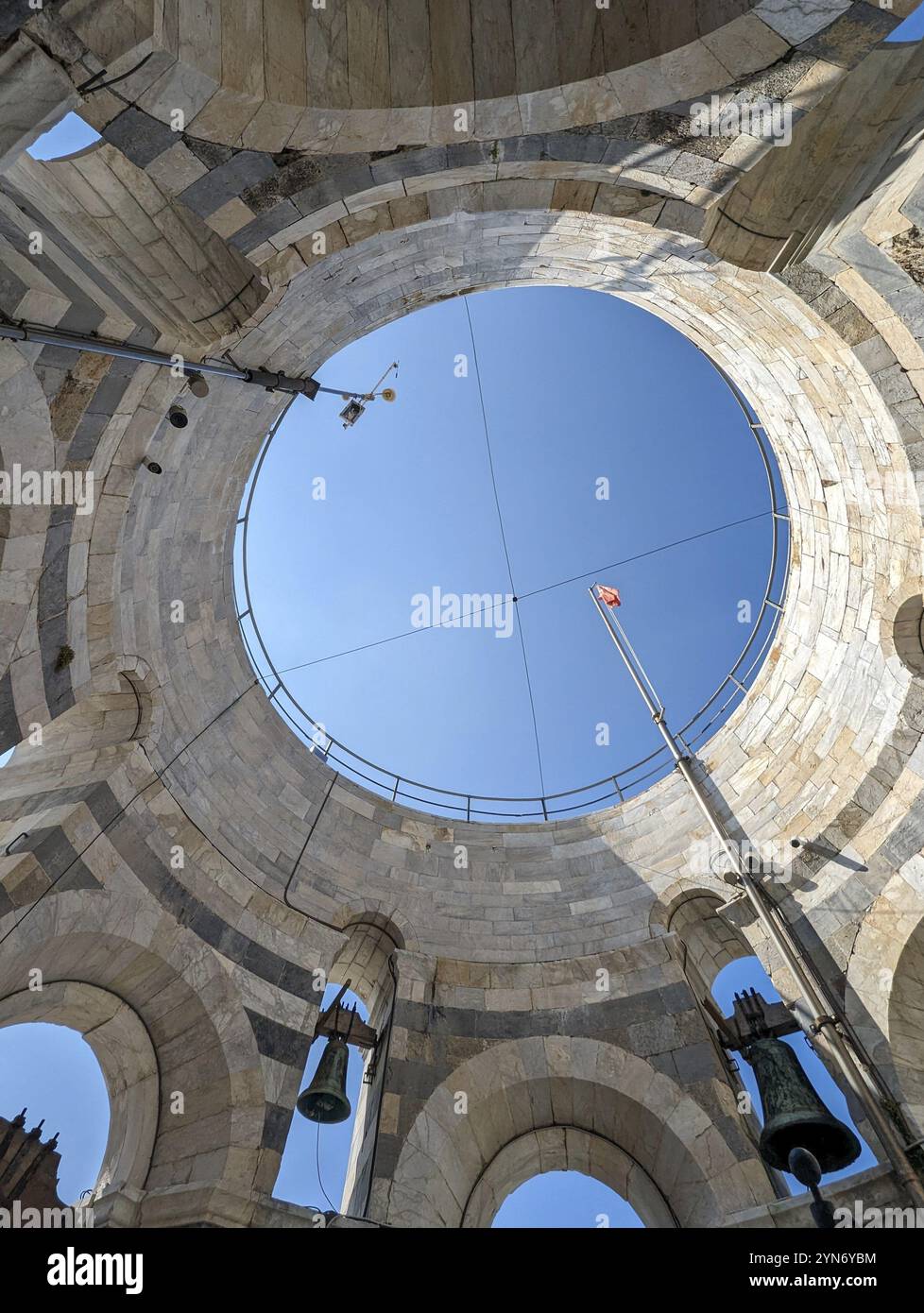 PISA, ITALIA, 10 SETTEMBRE 2023, all'interno della famosa torre pendente di Pisa, vista sul cielo, Italia, Europa Foto Stock