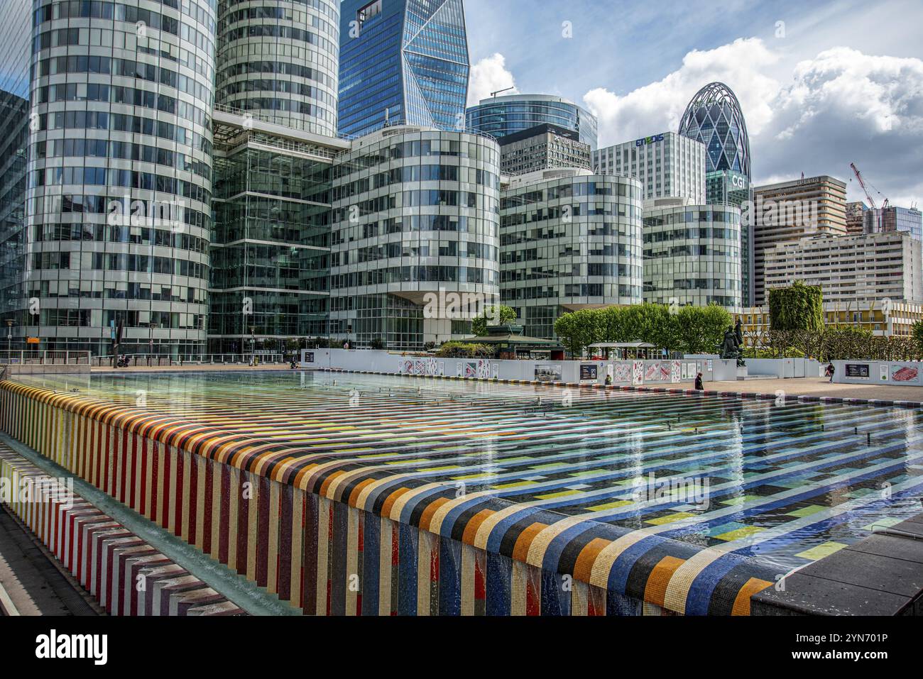 PARIGI, FRANCIA, 29 MAGGIO 2022, fontana colorata nel quartiere finanziario la Defense a Parigi, Francia, Europa Foto Stock