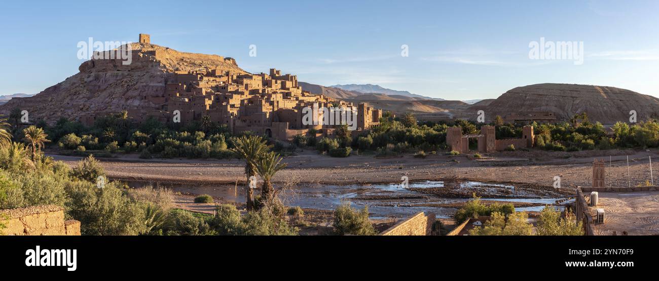 Alba sulla bella città storica Ait ben Haddou in Marocco, famosa città berbera con molte kasbah costruito di argilla, patrimonio mondiale dell'UNESCO Foto Stock