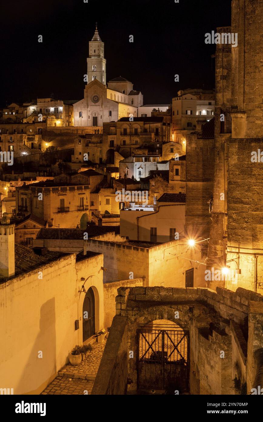 Scenografica cattedrale illuminata di Matera di notte, Italia, Europa Foto Stock