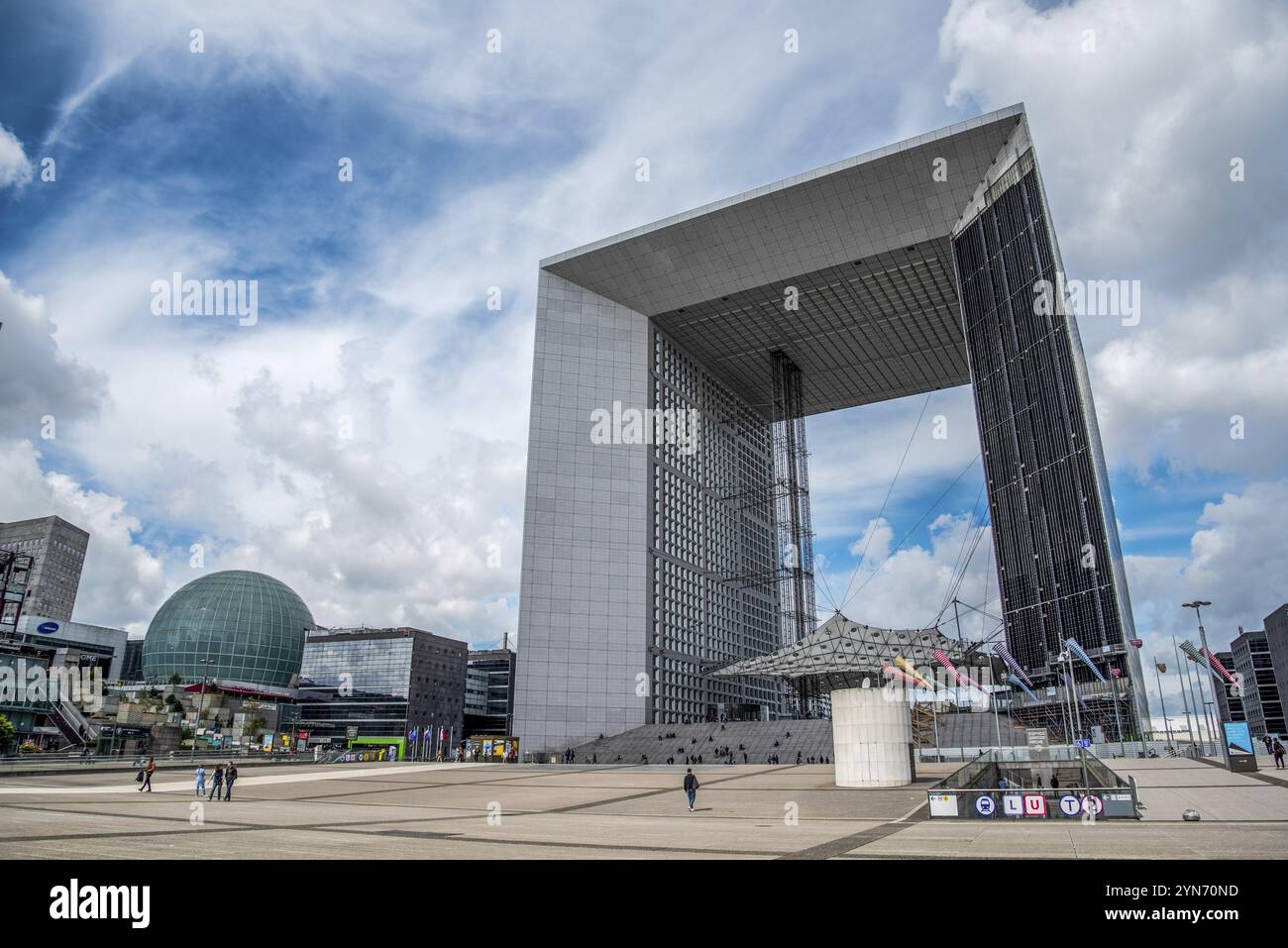PARIGI, FRANCIA, 29 MAGGIO 2022, iconico grande Arche nel quartiere la Defense di Parigi, Francia, Europa Foto Stock