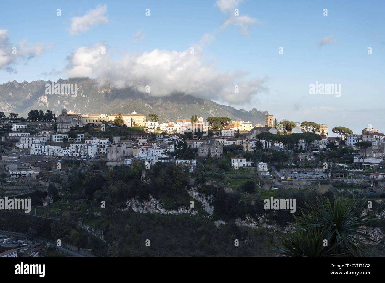Vista sul centro storico di Ravello sulla costiera amalfitana, nel sud dell'Italia Foto Stock