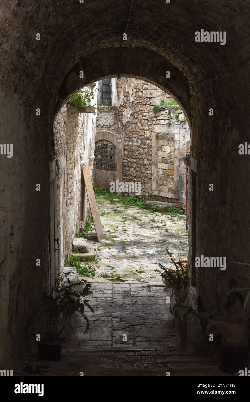 Vecchio vicolo da qualche parte nel centro della città di Trani, Italia meridionale Foto Stock