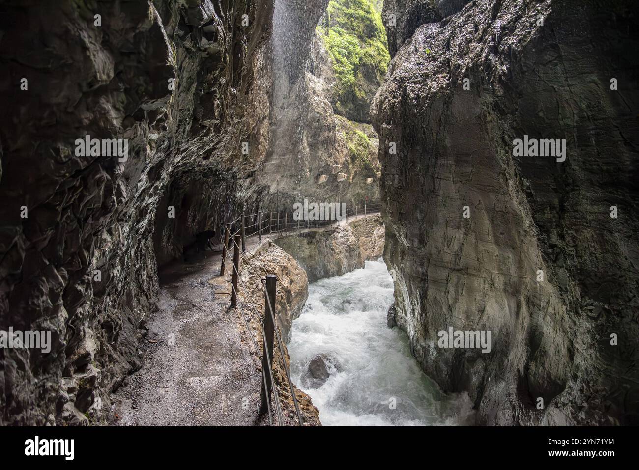 Escursione attraverso la suggestiva gola di Partnach vicino a Garmisch-Partenkirchen nelle Alpi Bavaresi, Germania, Europa Foto Stock