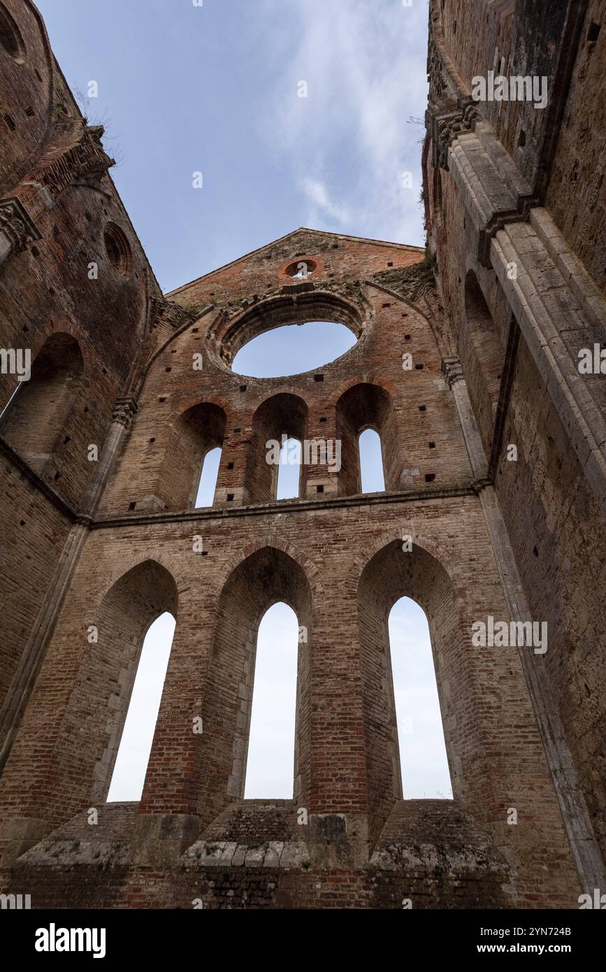 Finestre distrutte nel presbiterio dell'abbandonato monastero cistercense di San Galgano in Toscana, Italia, Europa Foto Stock