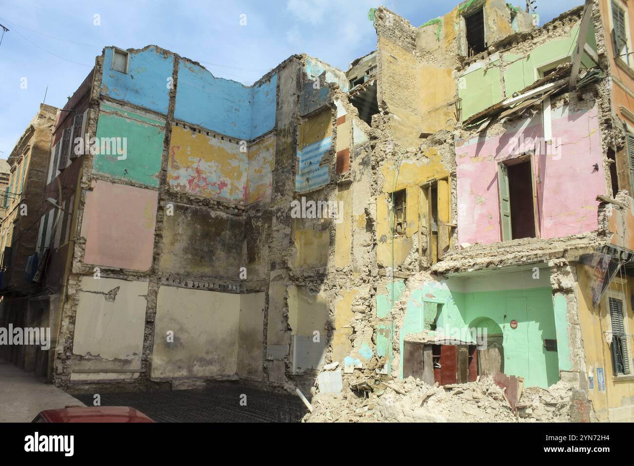 Casa di appartamenti distrutta nella città di Alessandria, Egitto, Africa Foto Stock