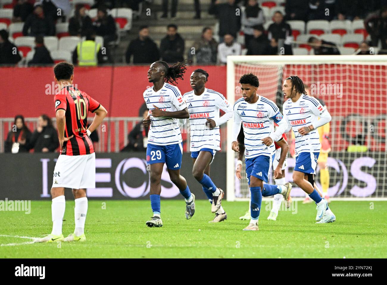 Bene, Francia. 24 novembre 2024. 29 Ismael DOUKOURE (rcsa) - 07 Diego MOREIRA (rcsa) - 08 Andrey SANTOS (rcsa) durante la partita di Ligue 1 McDonald's tra Nizza e Strasburgo all'Allianz Riviera Stadium il 24 novembre 2024 a Nizza, Francia. (Foto di Christophe Saidi/FEP/Icon Sport) credito: Icon Sport/Alamy Live News Foto Stock