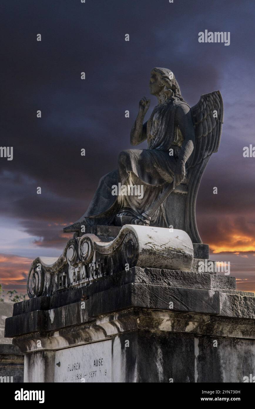 Splendida statua su una cripta di un cimitero di New Orleans, Stati Uniti, Nord America Foto Stock