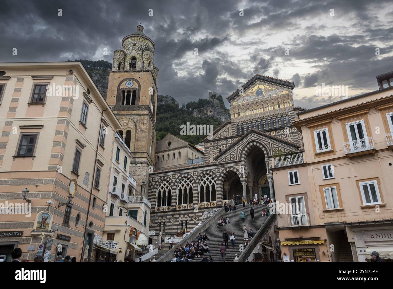 Portale della cattedrale medievale di Sant'Andrea ad Amalfi, Italia, Europa Foto Stock