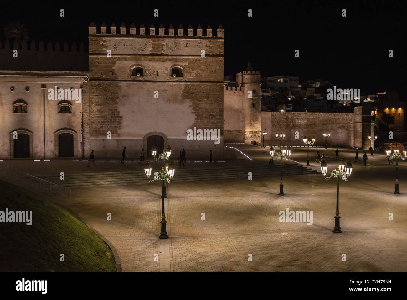 Kasbah illuminata delle Oudayas nel centro di Rabat, Marocco, Africa Foto Stock