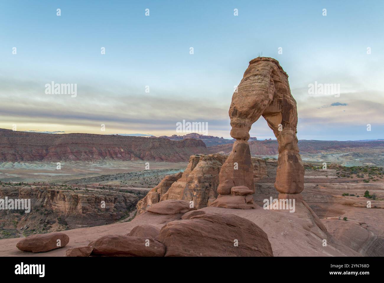 Alba su delicate Arch nell'Arches National Park, Stati Uniti, Nord America Foto Stock