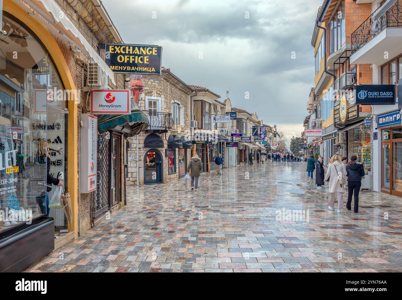St Clemente di Ocrida st, la principale via pedonale dello shopping nella città vecchia di Ocrida, nella Macedonia del Nord. Foto Stock
