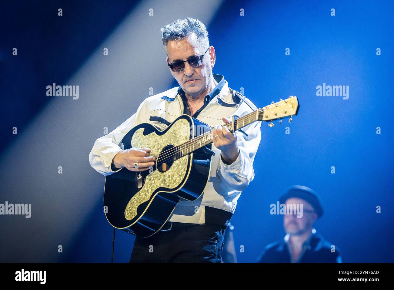 Il cantautore inglese Richard Hawley si esibisce dal vivo a Oslo il 24 novembre 2024 Foto Stock