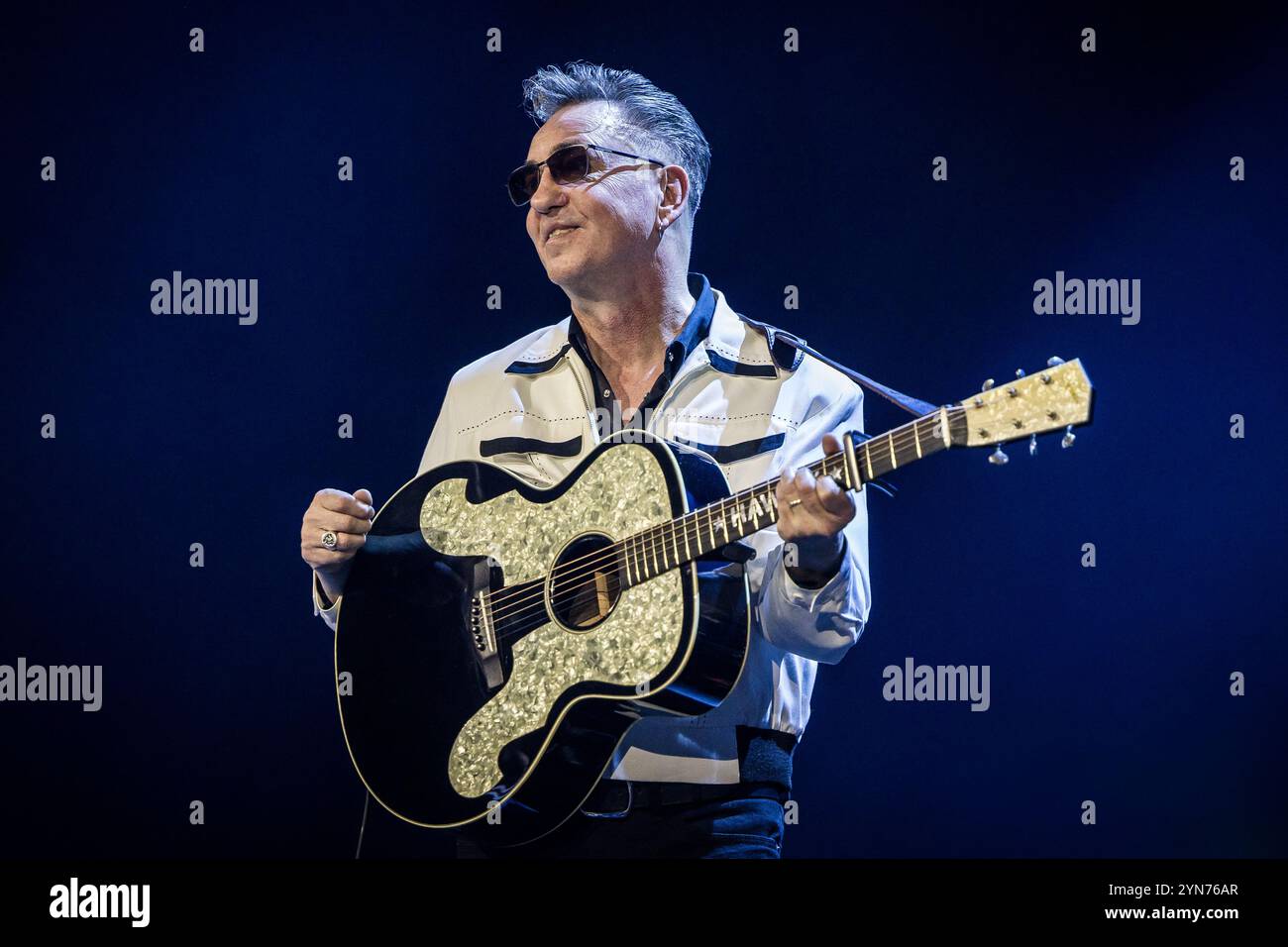 Il cantautore inglese Richard Hawley si esibisce dal vivo a Oslo il 24 novembre 2024 Foto Stock