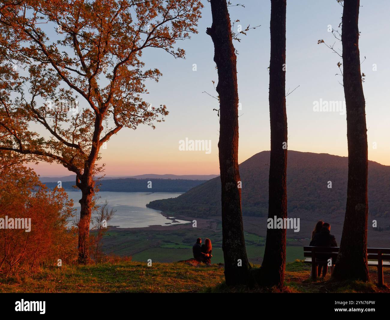 Le coppie possono godersi un momento romantico e ammirare il Lago di Vico in autunno nella regione Lazio, in Italia. 24 novembre 2024 Foto Stock