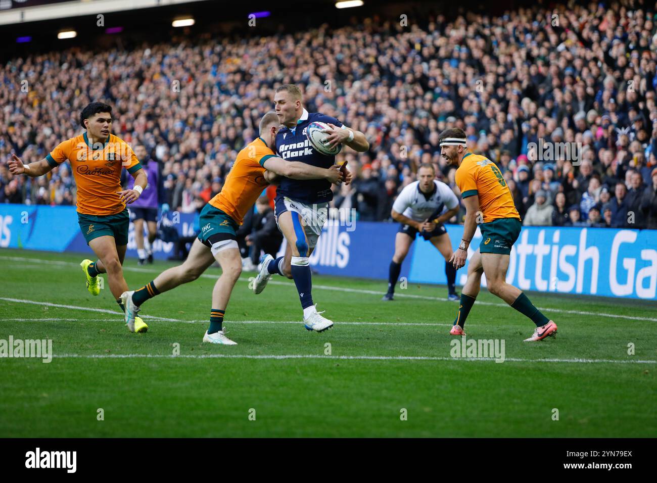 Edimburgo, Scozia, Regno Unito, 24 novembre 2024 - Duhan Van Der Merve segna una meta per la Scozia durante la partita riportandolo al capocannoniere della sua nazione. Scozia contro Australia a Murrayfield, Edimburgo.- credito: Thomas Gorman/Alamy Live News Foto Stock