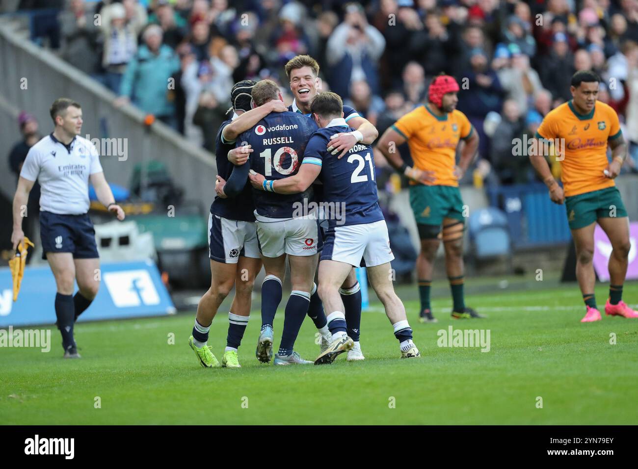 Edimburgo, Scozia, Regno Unito, 24 novembre 2024 - i giocatori scozzesi festeggiano con il marcatore meta Finn Russell. Scozia contro Australia a Murrayfield, Edimburgo.- credito: Thomas Gorman/Alamy Live News Foto Stock