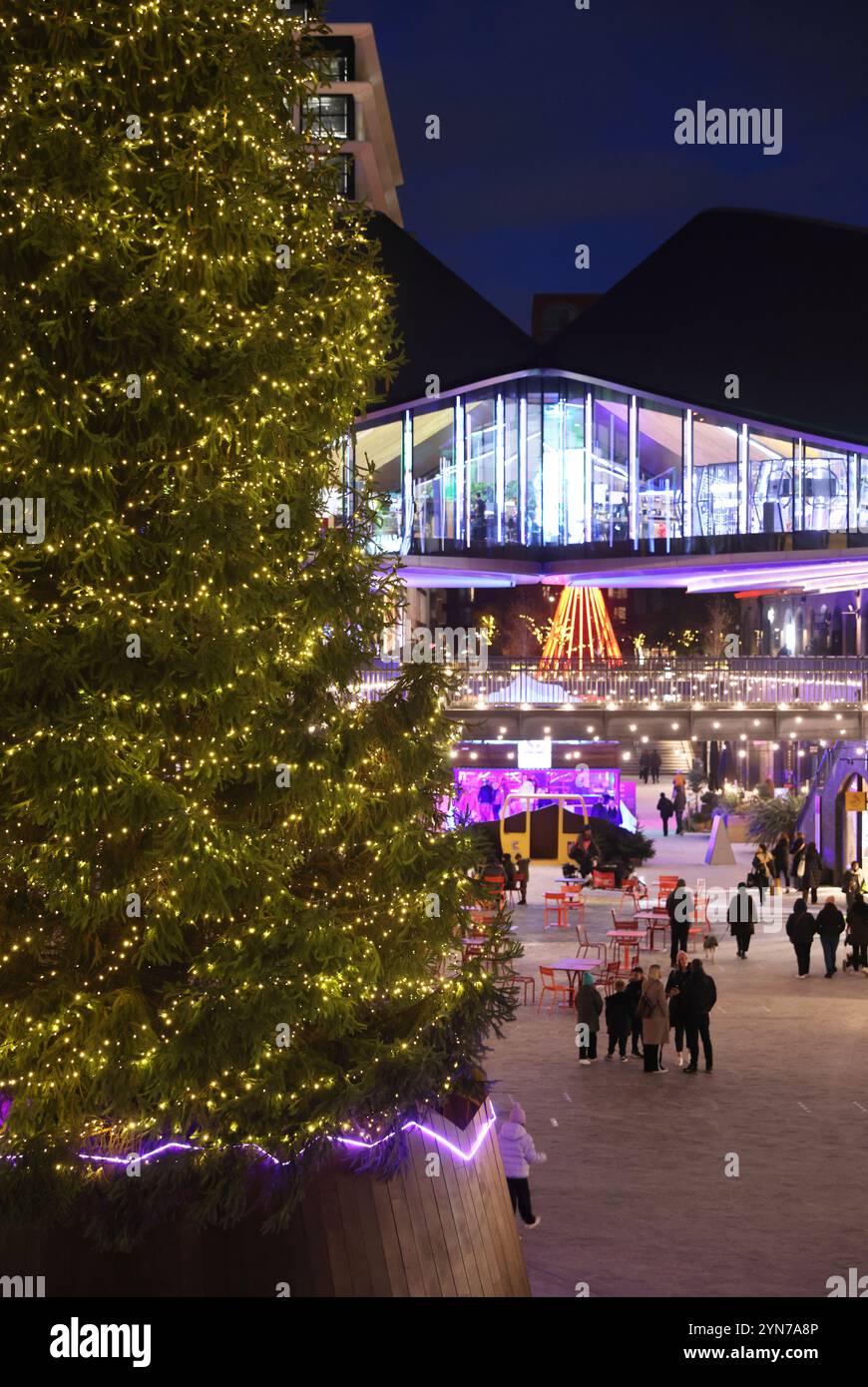 L'albero di Natale all'elegante Coal Drops Yard con i suoi negozi e ristoranti esclusivi, a Kings Cross, nord di Londra, Regno Unito Foto Stock