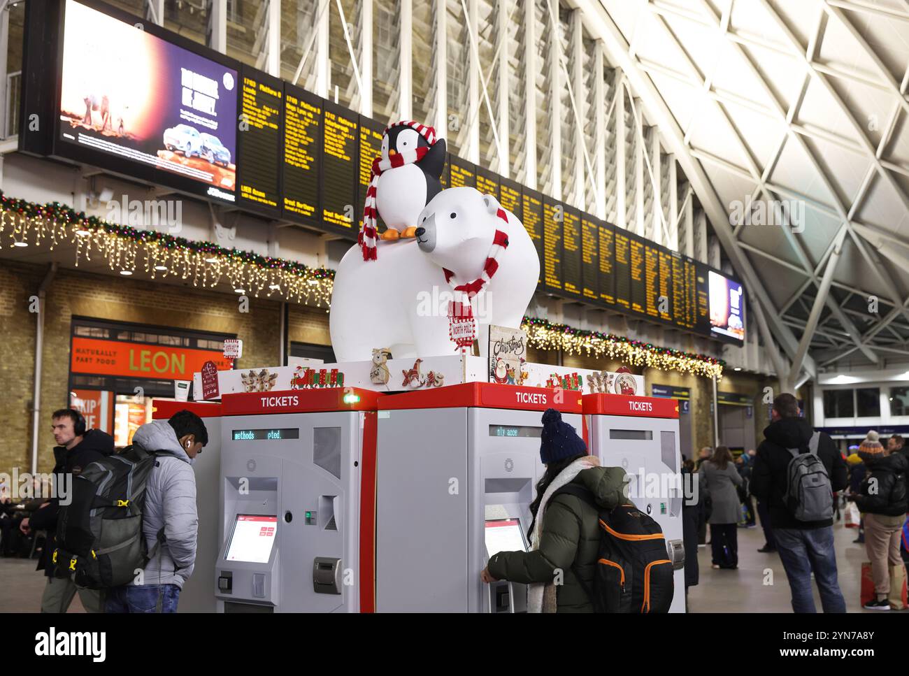 Viaggio di Natale alla stazione di Kings Cross nel nord di Londra, Regno Unito Foto Stock