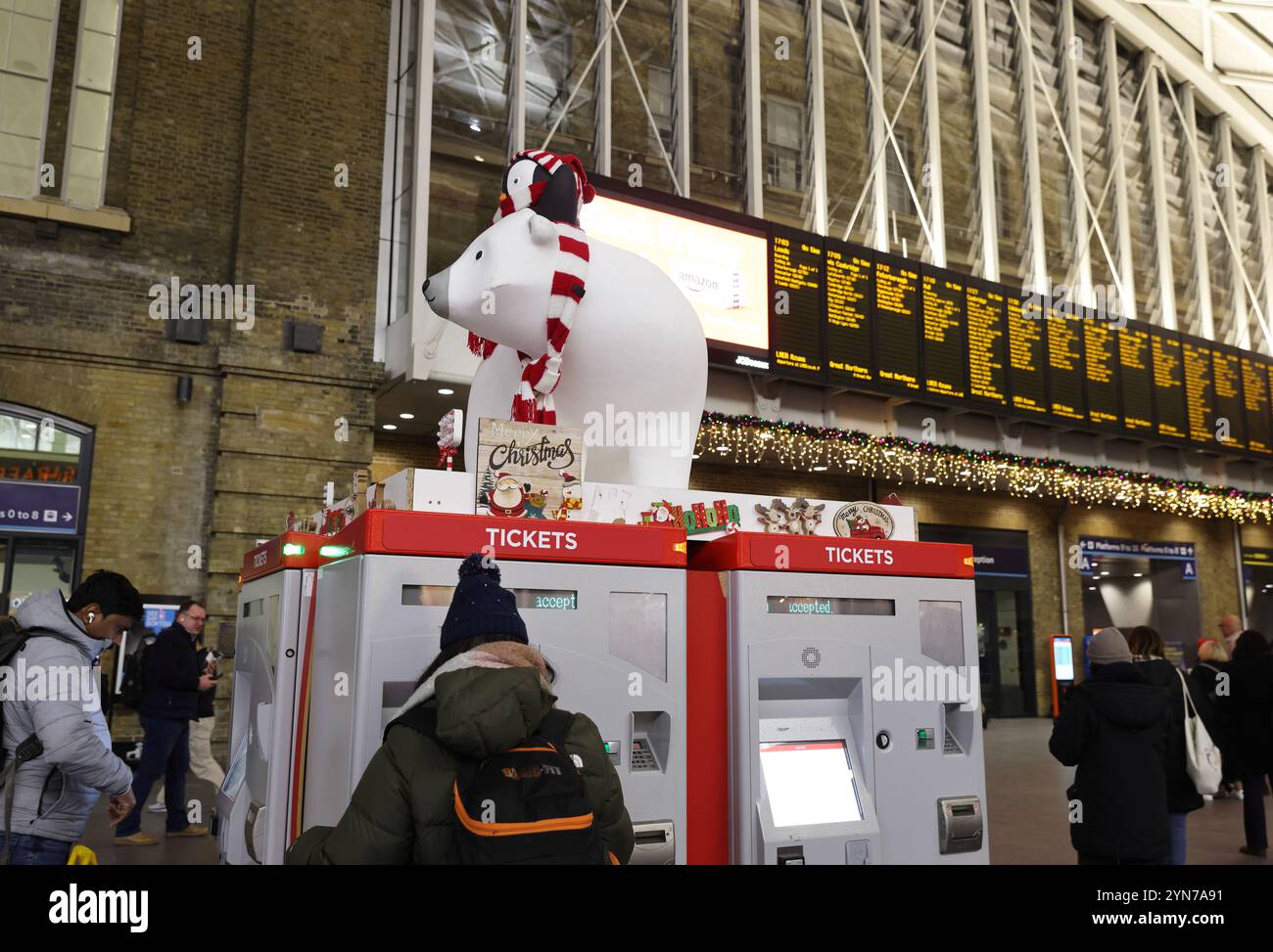 Viaggio di Natale alla stazione di Kings Cross nel nord di Londra, Regno Unito Foto Stock