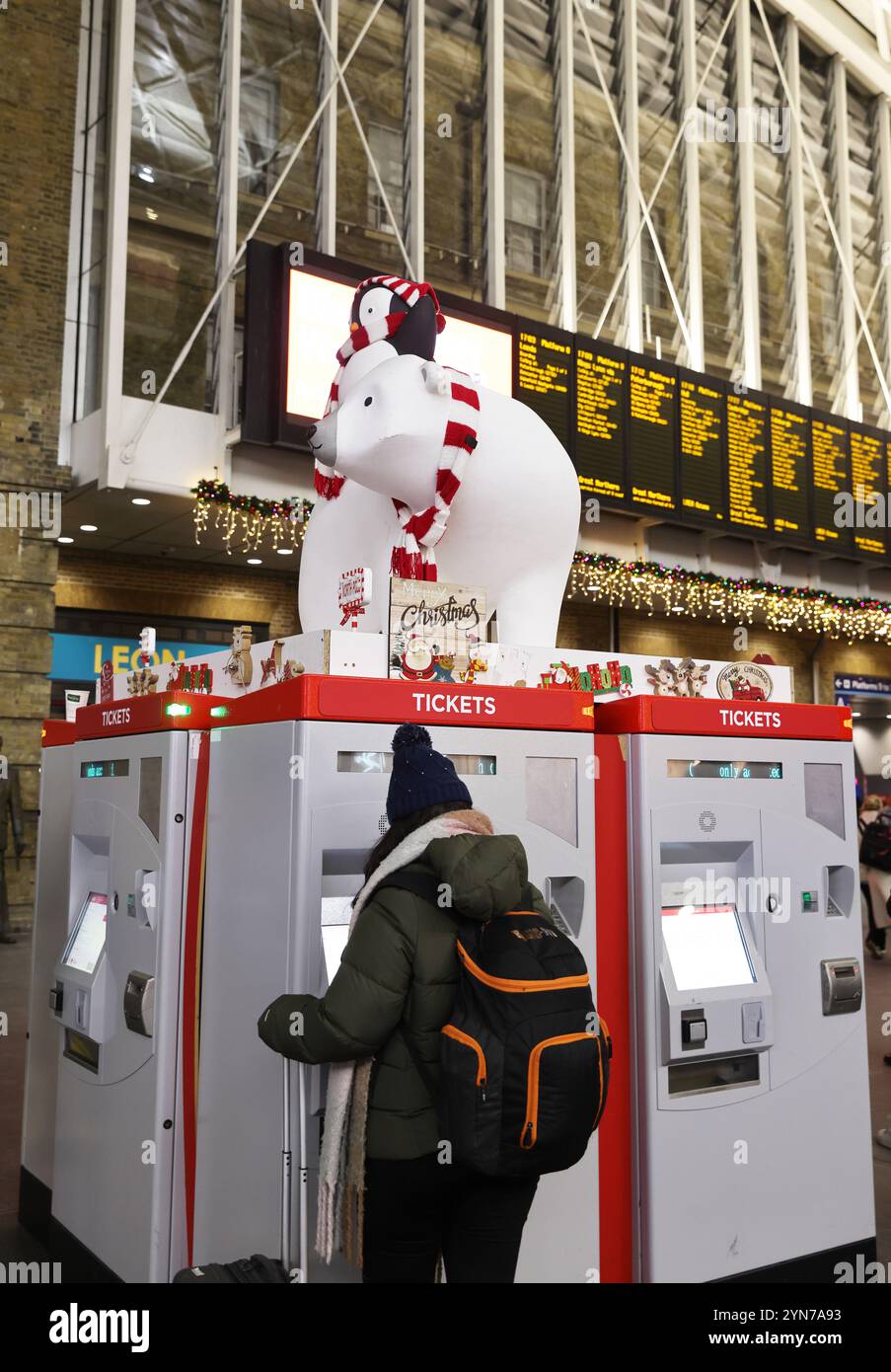 Viaggio di Natale alla stazione di Kings Cross nel nord di Londra, Regno Unito Foto Stock