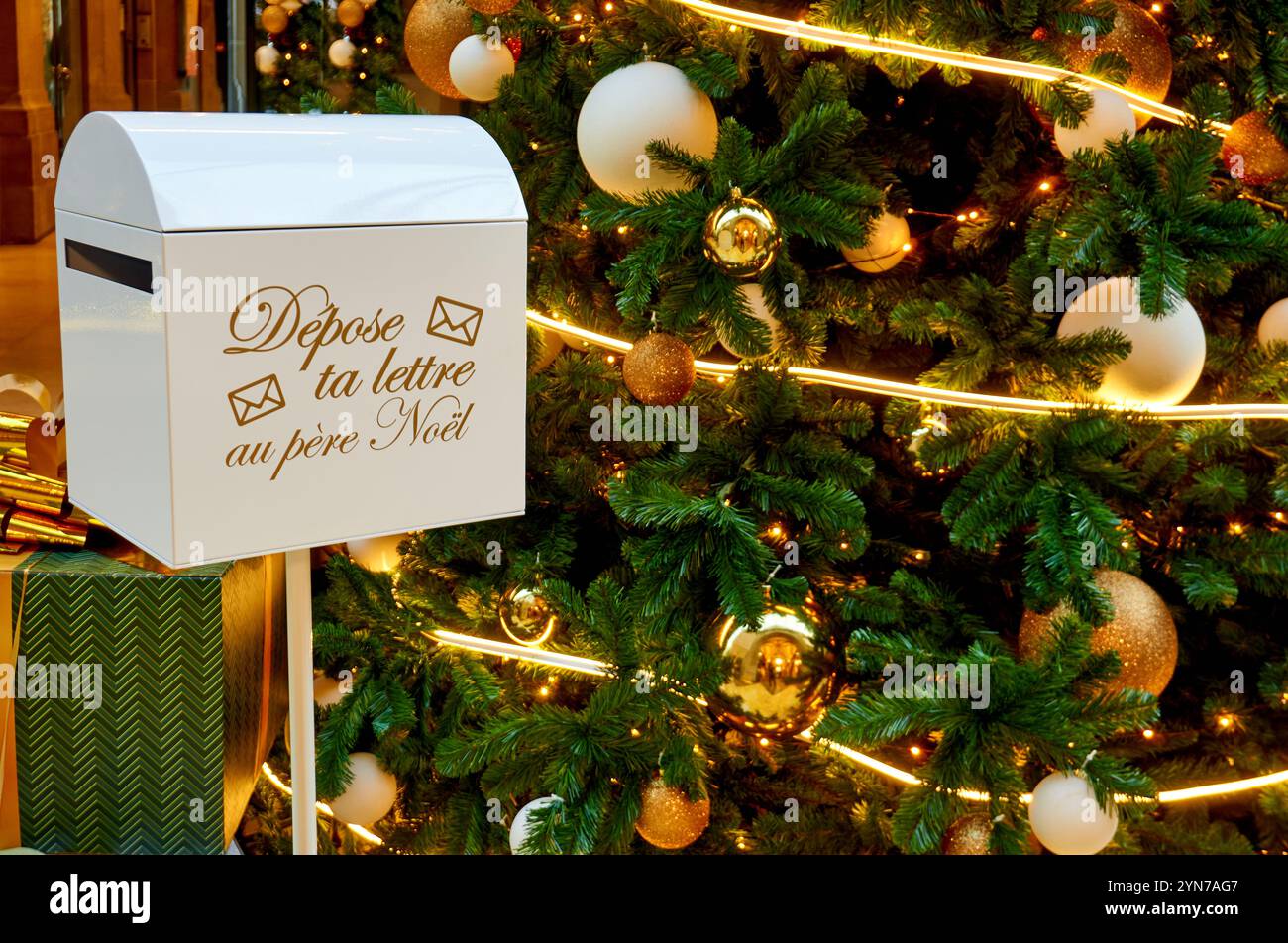La frase "Déposez votre lettre au Père Noël" è in francese e significa "consegna la lettera a Babbo Natale" Foto Stock