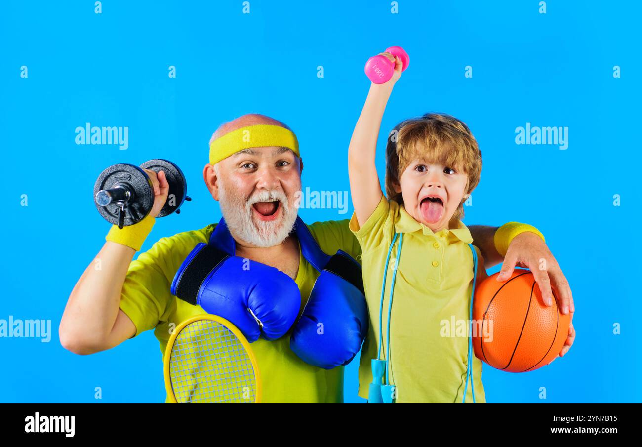 Famiglia sportiva con attrezzature sportive. Nonno e nipote sportivi in abbigliamento sportivo. Sorridente vecchio barbuto con manubri e guanti da boxe. Carino Foto Stock