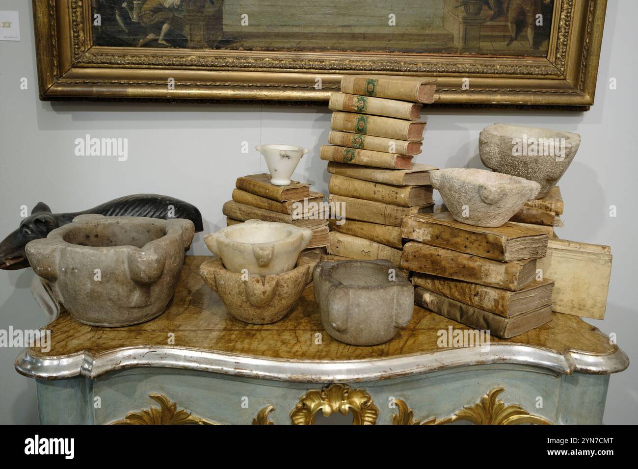 Elementi decorativi esposti a Feria Arte 2024, un evento espositivo di antiquariato, gallerie d'arte e collezionismo, all'IFEM IFEMA di Madrid, 24 novembre Spagna Foto Stock