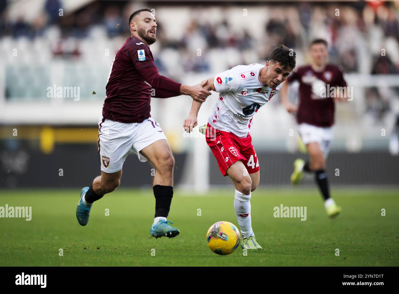 Torino, Italia. 24 novembre 2024. Alessandro bianco dell'AC Monza compete per il pallone con Nikola Vlasic del Torino FC durante la partita di serie A tra Torino FC e AC Monza. Crediti: Nicolò campo/Alamy Live News Foto Stock