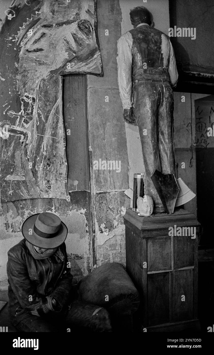 Hausbesetzer Dunckerstraße Deutschland, Berlin, 30.11.1991, junger Mann in seinem Zimmer, besetztes Haus Dunckerstraße 13/14, Â *** Squatter Dunckerstraße Germany, Berlin, 30 11 1991, giovane nella sua stanza, casa squattata Dunckerstraße 13 14, Â Foto Stock