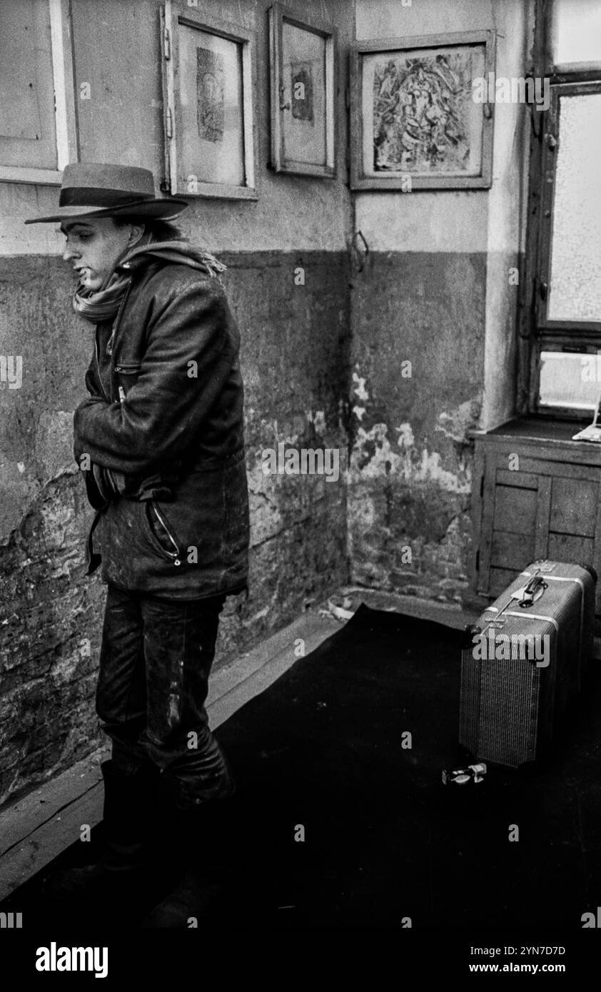 Hausbesetzer Dunckerstraße Deutschland, Berlin, 30.11.1991, junger Mann mit Koffer..., besetztes Haus Dunckerstraße 13/14, Â *** Squatter Dunckerstraße Germany, Berlin, 30 11 1991, giovane con valigia, casa squattata Dunckerstraße 13 14, Â Foto Stock