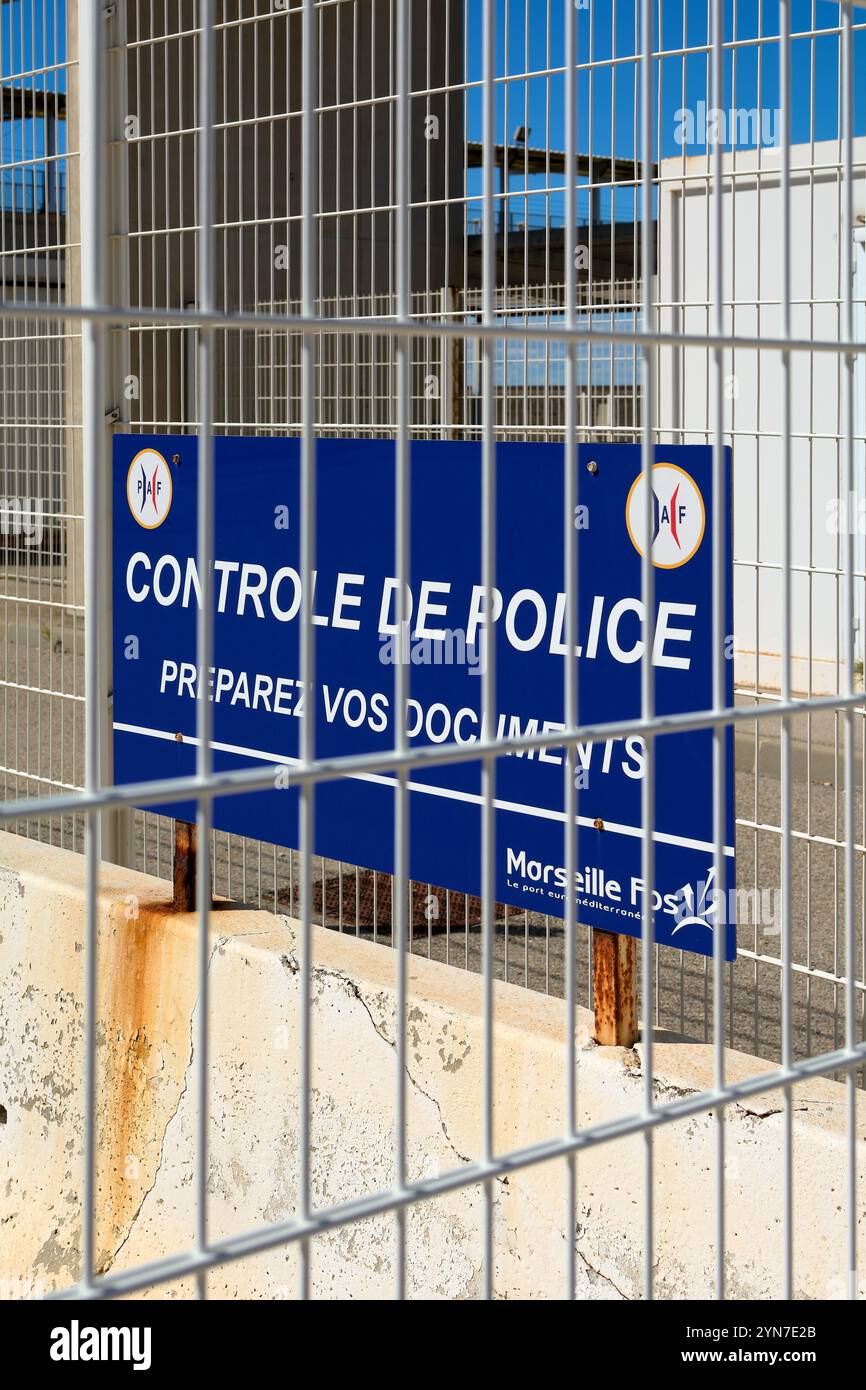 Marsiglia, Francia - 24 novembre 2024: Cartello di controllo della polizia all'ingresso del porto di Marsiglia dice alla gente di preparare i propri documenti per l'inspec Foto Stock