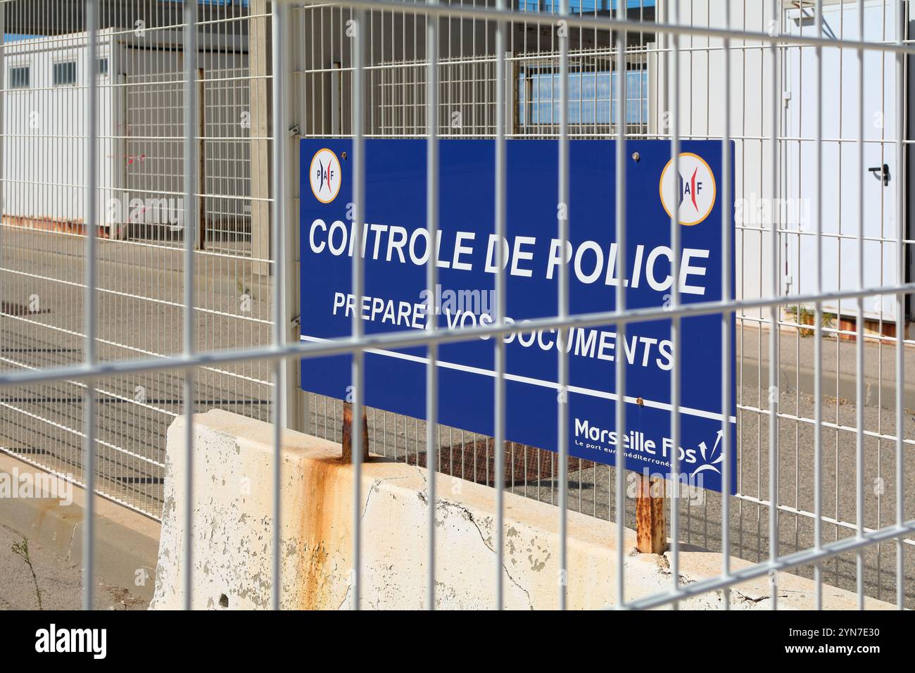 Marsiglia, Francia - 24 novembre 2024: Segnale blu al posto di controllo della polizia nel porto di Marsiglia, che chiede ai cittadini di preparare i loro documenti. Questo alto Foto Stock