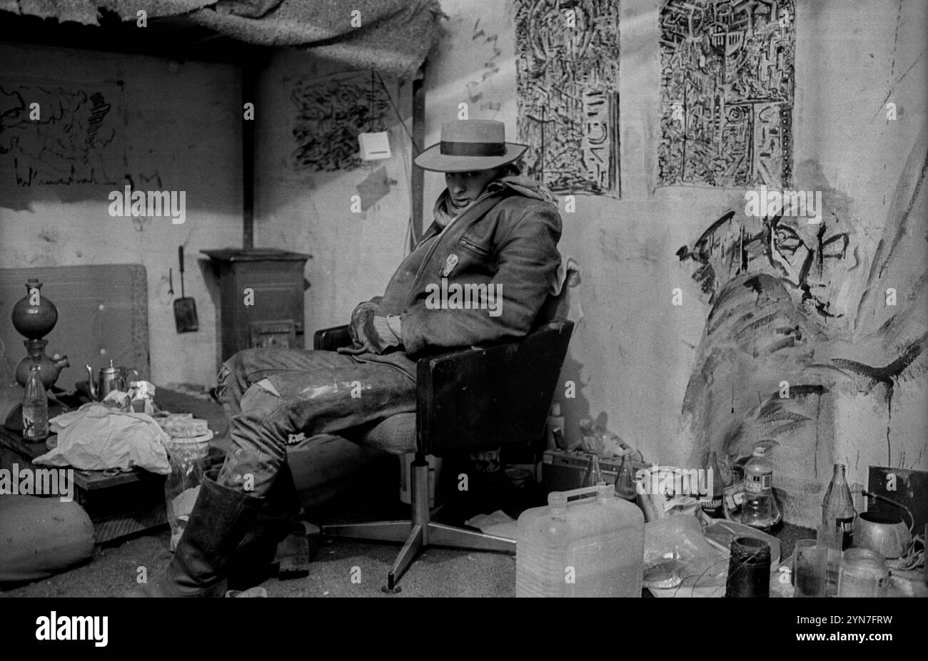 Hausbesetzer Dunckerstraße Deutschland, Berlin, 30.11.1991, junger Mann in seinem Zimmer, besetztes Haus Dunckerstraße 13/14, Â *** Squatter Dunckerstraße Germany, Berlin, 30 11 1991, giovane nella sua stanza, casa squattata Dunckerstraße 13 14, Â Foto Stock