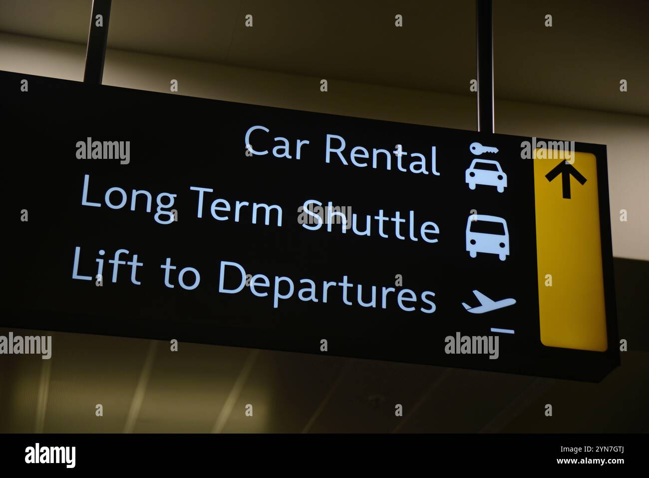 Segnaletica aeroportuale per altre opzioni di trasporto dopo l'arrivo Foto Stock