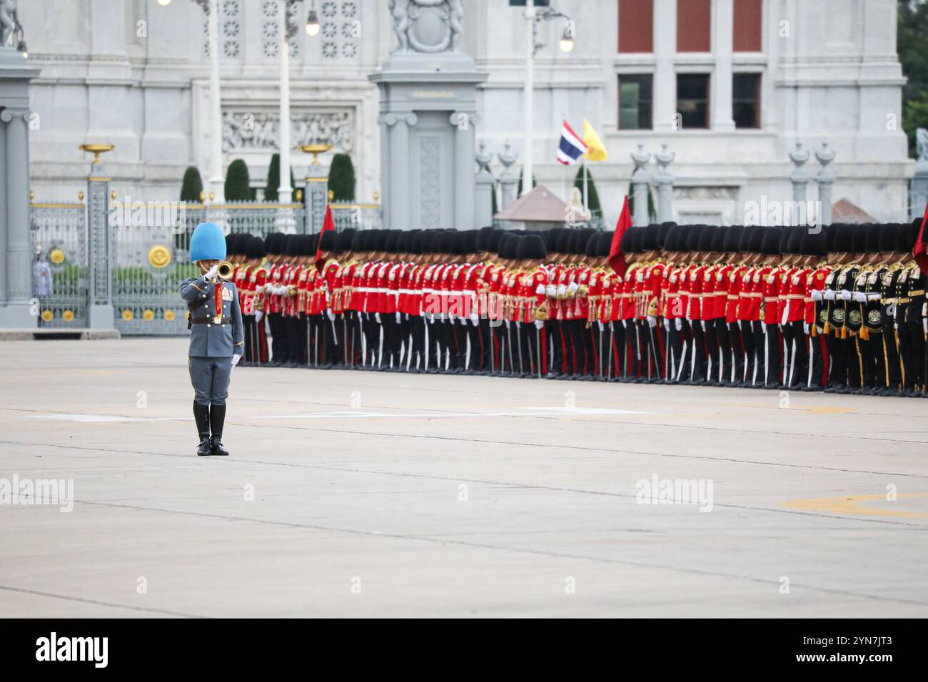 Bangkok, Thailandia. 24 novembre 2024. Le forze armate reali tailandesi hanno provato la parata e la cerimonia di giuramento delle guardie reali per l'anno 2024 presso la Royal Plaza. Oggi è la prima prova per garantire la prontezza e la completezza della cerimonia prima della cerimonia vera e propria di martedì 3 dicembre 2024. In questa prova, il generale sua Maestà la Regina Suthida Bajrasudhabimalakshana guidò la parata delle guardie reali e 11 battaglioni delle forze armate Guardia reale nella sua posizione di "Comandante delle forze combinate". Crediti: ZUMA Press, Inc./Alamy Live News Foto Stock