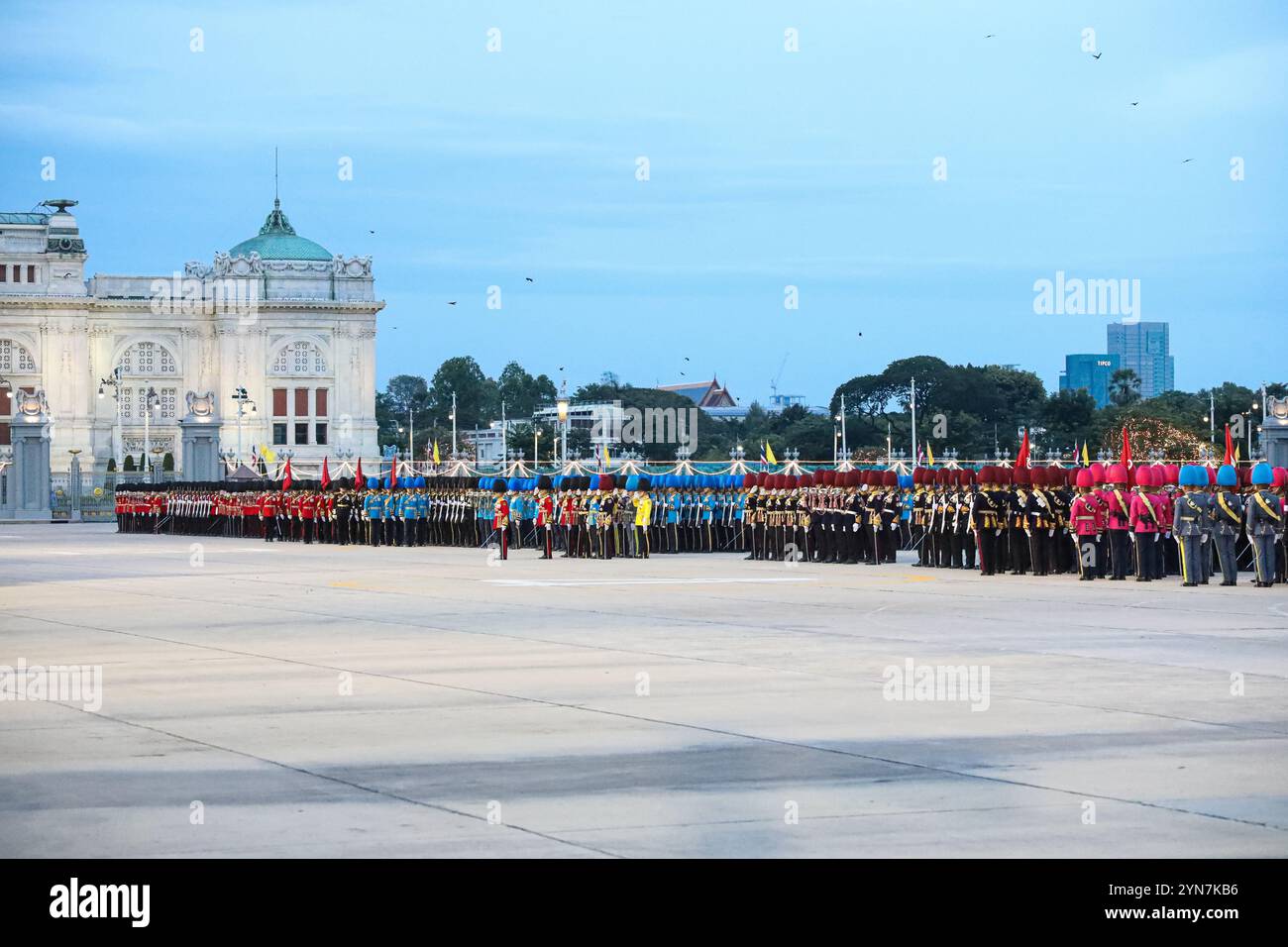 Bangkok, Thailandia. 24 novembre 2024. Le forze armate reali tailandesi hanno provato la parata e la cerimonia di giuramento delle guardie reali per l'anno 2024 presso la Royal Plaza. Oggi è la prima prova per garantire la prontezza e la completezza della cerimonia prima della cerimonia vera e propria di martedì 3 dicembre 2024. In questa prova, il generale sua Maestà la Regina Suthida Bajrasudhabimalakshana guidò la parata delle guardie reali e 11 battaglioni delle forze armate Guardia reale nella sua posizione di "Comandante delle forze combinate". Crediti: ZUMA Press, Inc./Alamy Live News Foto Stock