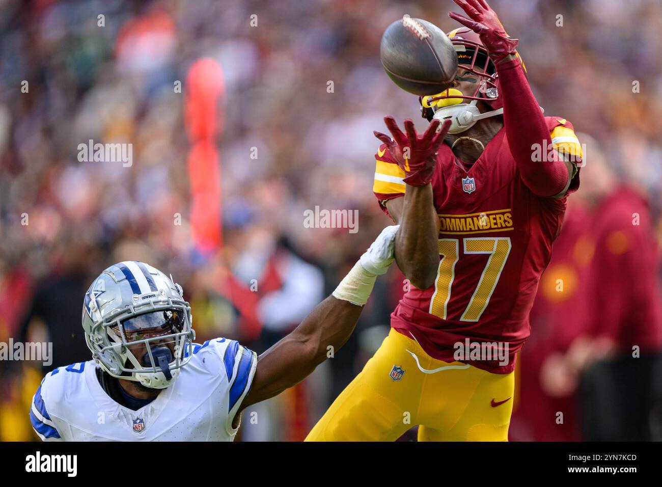 Landover, MD, Stati Uniti. 24 novembre 2024. Il wide receiver dei Washington Commanders Terry McLaurin (17) raggiunge una presa contro il cornerback dei Dallas Cowboys Jourdan Lewis (2) durante la gara della NFL tra i Dallas Cowboys e i Washington Commanders a Landover, MD. Reggie Hildred/CSM/Alamy Live News Foto Stock