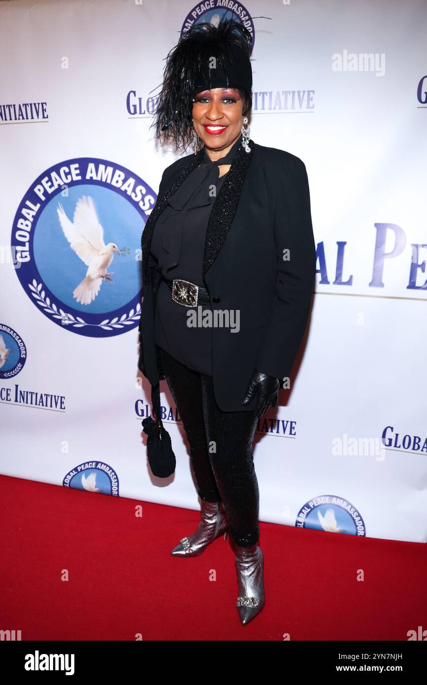 Beverly Hills, California, Stati Uniti. 23 novembre 2024. La designer Linda Gray partecipa al Global Peace Summit 2024 della Global Peace Initiative presso il Beverly Hilton Hotel di Beverly Hills, California. Credito: Sheri Determan Foto Stock