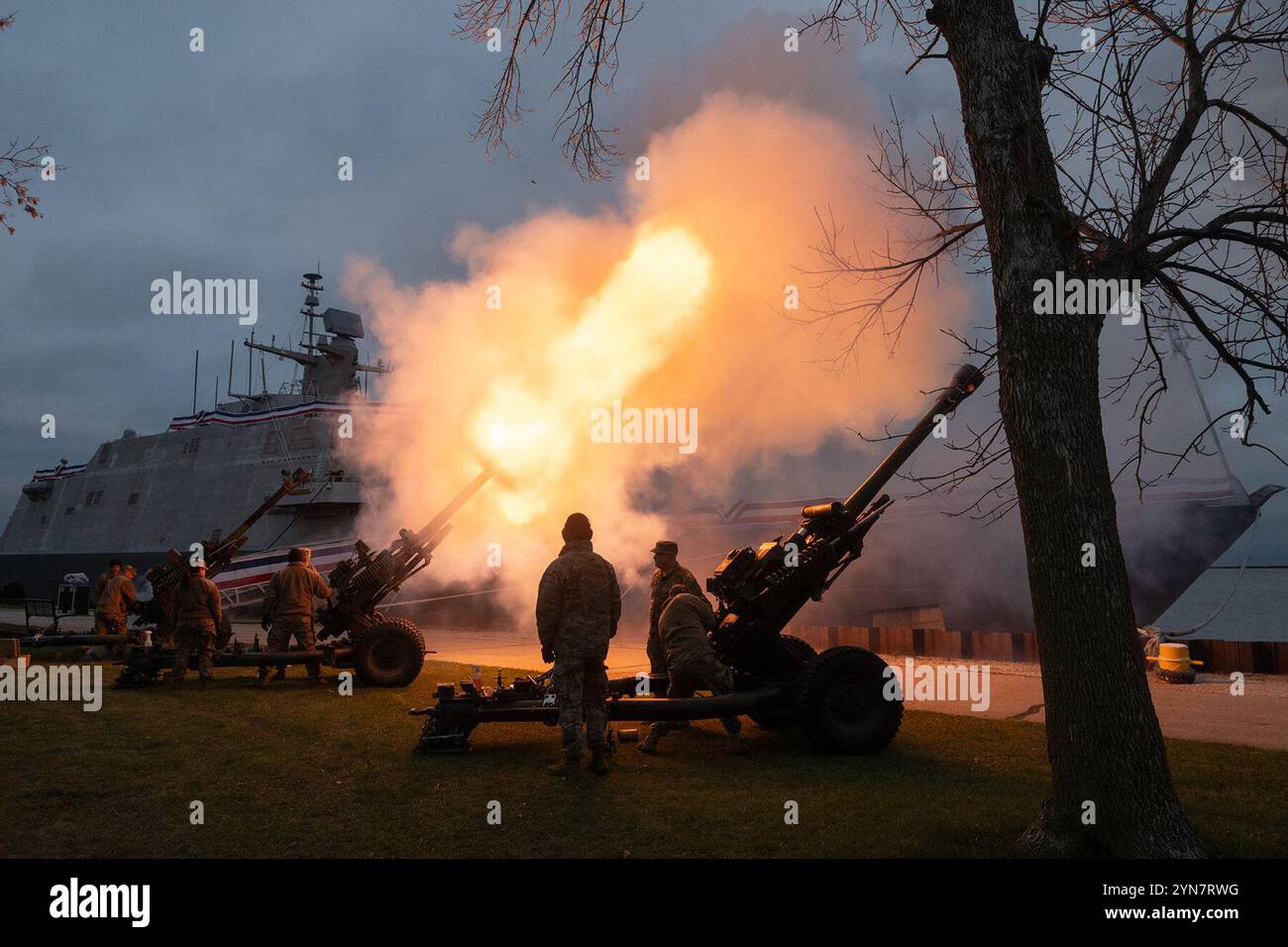 I soldati della 120th Field Artillery della Wisconsin Army National Guard spararono un saluto durante una cerimonia di messa in servizio per la USS Beloit (LCS 29) a Milwaukee, 22 novembre 2024. La nave sarà messa in servizio al Veterans Park di Milwaukee il 23 novembre 2024. (Foto della Marina degli Stati Uniti di EJ Hersom) Foto Stock